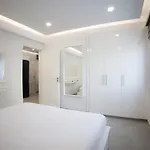 Phaedrus Living: Luxury Mackenzie Flat Apartment