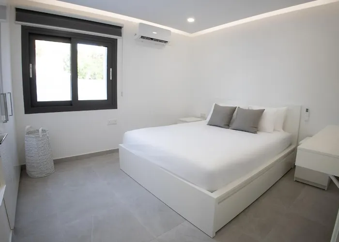 Phaedrus Living: Luxury Mackenzie Flat