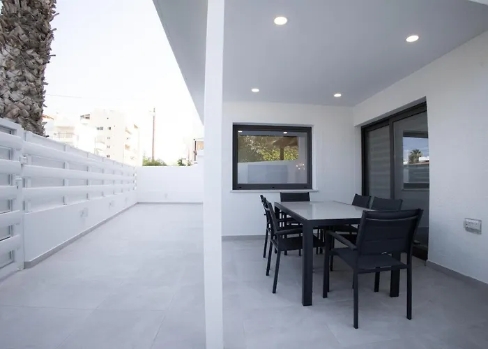 Phaedrus Living: Luxury Mackenzie Flat