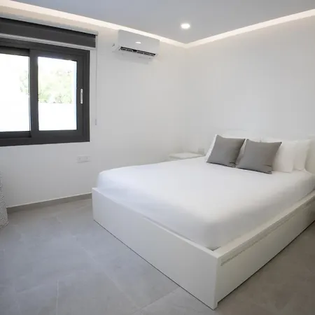 Phaedrus Living: Luxury Mackenzie Flat