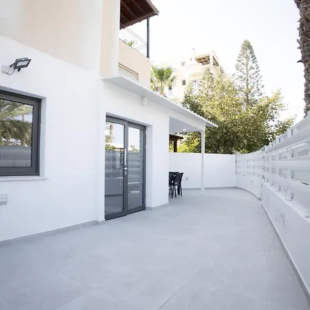 Phaedrus Living: Luxury Mackenzie Flat Apartment *
