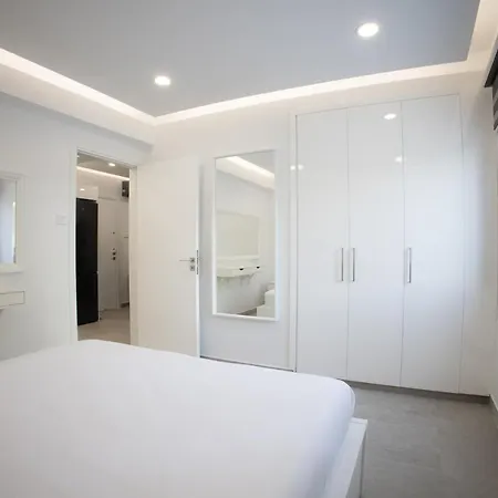 Phaedrus Living: Luxury Mackenzie Flat Apartment