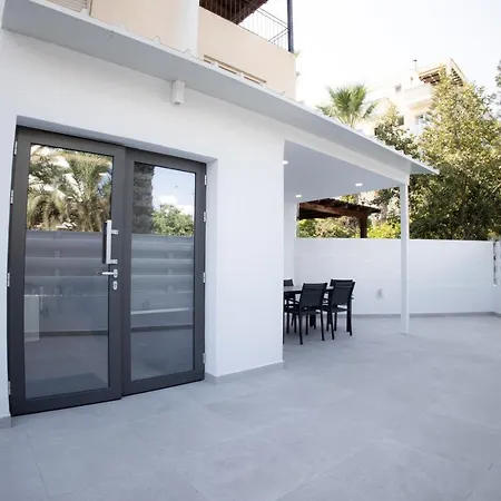 Phaedrus Living: Luxury Mackenzie Flat Apartment *