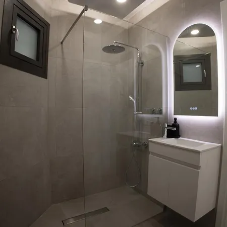 Phaedrus Living: Luxury Mackenzie Flat Apartment