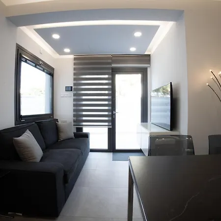 Phaedrus Living: Luxury Mackenzie Flat Apartment *